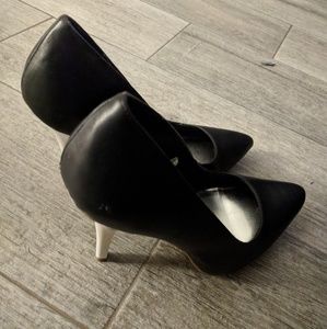 GUC || Black Point Shoes with White Heels